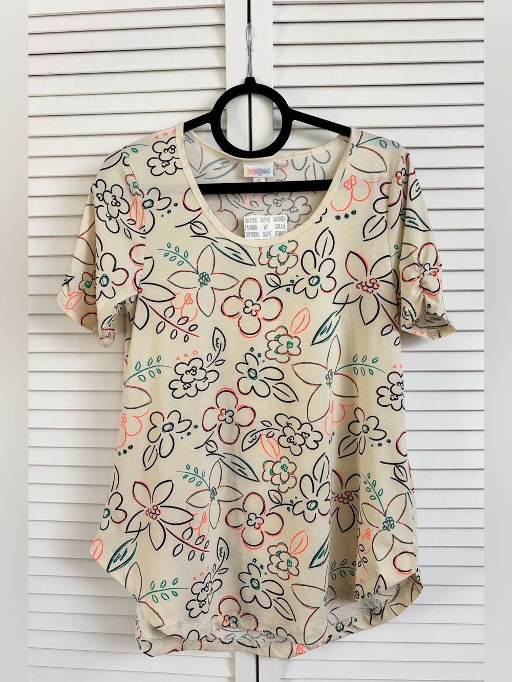 LuLaRoe Women’s Cream Floral Short Sleeve Morgan Scoop Neck Tee, Size: XS, NWT